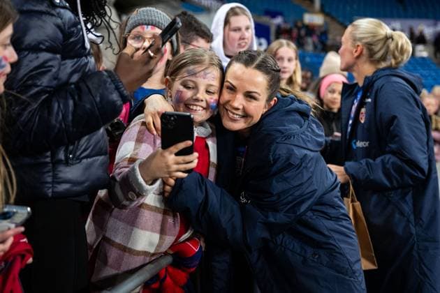 250408 Tuva Hansen of Norway with fans after the UEFA Women™s Nations League football match between Norway and France on April 8, 2025 in Oslo Photo Vegard Grott BILDBYRAN kod VG VG0749 bbeng fotboll football soccer fotball nations league landskamp norge norway dam frankrike france uefa womens nations league publik barn ungdom  Copyright: VEGARDxGRoTT BB250408VG077