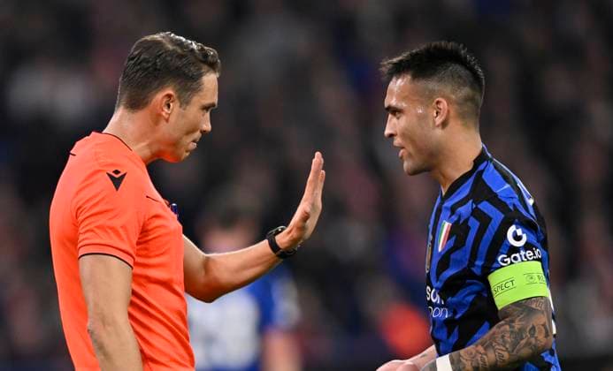 Referee Referee Sandro Schaerer SUI cautions Lautaro Martinez Inter Milan Milano 10 Gesture Gesture FC Bayern Muenchen FCB vs FC Inter Milan Internazionale Milano Quarter-final First leg 08 04 2025 DFL REGULATIONS PROHIBIT ANY USE OF PHOTOGRAPHS AS IMAGE SEQUENCES AND OR QUASI VIDEO FC Bayern Muenchen FCB vs FC Inter Milan Internazionale Milano