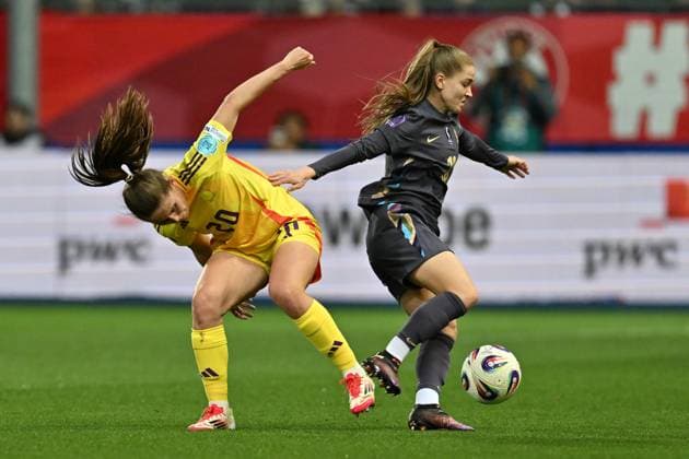 250408 BELGIUM VS ENGLAND Marie Detruyer (20) of Belgium pictured fighting for the ball with Jessica Park (10) of England during a game between the national teams of Belgium, called the Red Flames and England on the 4th matchday in group A3 of the 2024-25 Women s Nations League competition, on Tuesday 8 April 2025 in Leuven , Belgium . PHOTO SPORTPIX David Catry Leuven Den Dreef Belgium  Copyright: xSportpix.bex xDavidxCatryxDavidxCatryx