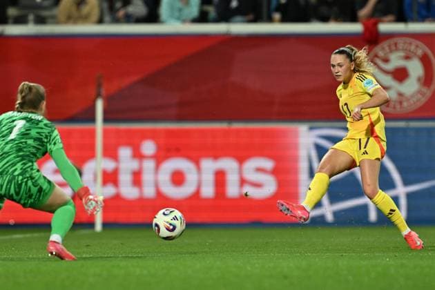 250408 BELGIUM VS ENGLAND Jill Janssens (17) of Belgium pictured during a game between the national teams of Belgium, called the Red Flames and England on the 4th matchday in group A3 of the 2024-25 Women s Nations League competition, on Tuesday 8 April 2025 in Leuven , Belgium . PHOTO SPORTPIX David Catry Leuven Den Dreef Belgium  Copyright: xSportpix.bex xDavidxCatryxDavidxCatryx