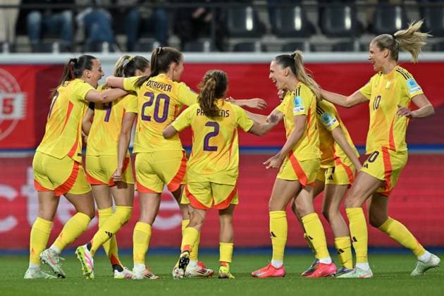 250408 BELGIUM VS ENGLAND players of Belgium celebrate after scoring the 1-0 goal during a game between the national teams of Belgium, called the Red Flames and England on the 4th matchday in group A3 of the 2024-25 Women s Nations League competition, on Tuesday 8 April 2025 in Leuven , Belgium . PHOTO SPORTPIX David Catry Leuven Den Dreef Belgium  Copyright: xSportpix.bex xDavidxCatryxDavidxCatryx
