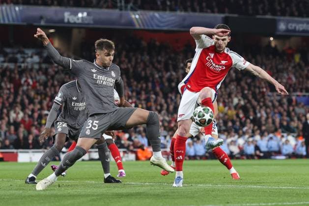 Arsenal gegen Real Madrid 08. April 2025, London UEFA Champions League Fußball, Viertelfinale, Hinspiel Arsenal gegen Real Madrid Declan Rice von Arsenal schießt den Ball in den Arm von Raul Asencio von Real Madrid, was zu einer langwierigen VAR-Kontrolle führt Foto Charlotte Wilson Abseits London UK  Copyright: xCharlottexWilsonx xOffsidexOffside
