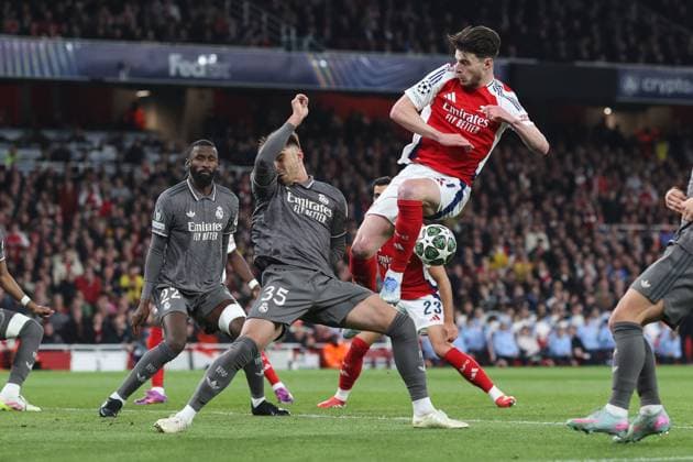 Arsenal gegen Real Madrid 08. April 2025, London UEFA Champions League Fußball, Viertelfinale, Hinspiel Arsenal gegen Real Madrid Declan Rice von Arsenal schießt den Ball in den Arm von Raul Asencio von Real Madrid, was zu einer langwierigen VAR-Kontrolle führt Foto Charlotte Wilson Abseits London UK  Copyright: xCharlottexWilsonx xOffsidexOffside