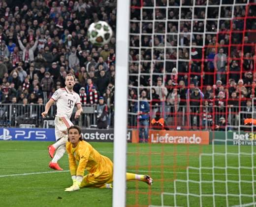 08 04 2025, Football UEFA Champions League 2024 2025 quarter-final first leg, FC Bayern Munich Inter Milan, at the Allianz Arena Munich Harry Kane FC Bayern Munich hits the post Goalkeeper Yann Sommer Inter Milan is lucky DFL and DFB regulations prohibit any use of photographs as image sequences and or quasi video