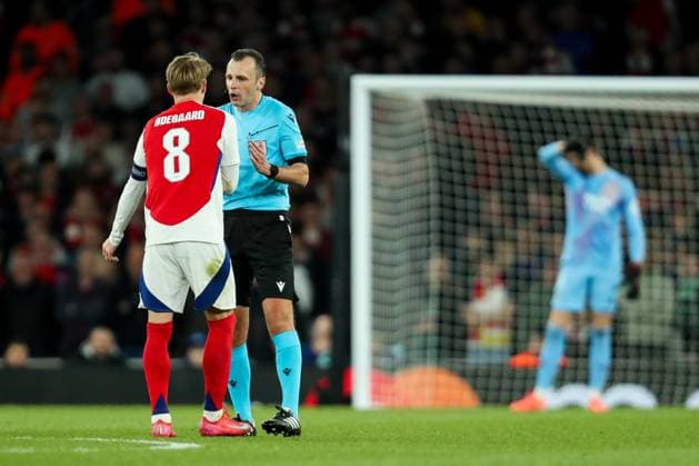UEFA Champions League Quarter-finals Arsenal v Real Madrid Martin Odegaard of Arsenal speaks to Referee Irfan Peljto during the UEFA Champions League Quarter-finals match Arsenal vs Real Madrid at Emirates Stadium, London, United Kingdom, 8th April 2025 (Photo by Izzy Poles News Images) London Emirates Stadium Greater London United Kingdom Copyright: xIzzyxPoles NewsxImagesx