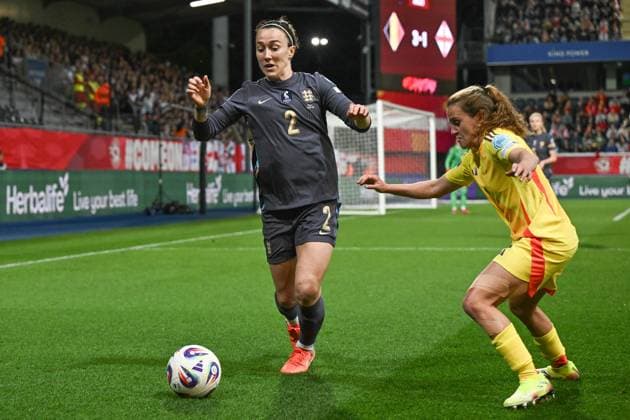 250408 BELGIUM VS ENGLAND Lucy Bronze (2) of England pictured fighting for the ball with Davina Philtjens (2) of Belgium during a game between the national teams of Belgium, called the Red Flames and England on the 4th matchday in group A3 of the 2024-25 Women s Nations League competition, on Tuesday 8 April 2025 in Leuven , Belgium . PHOTO SPORTPIX David Catry Leuven Den Dreef Belgium  Copyright: xSportpix.bex xDavidxCatryxDavidxCatryx