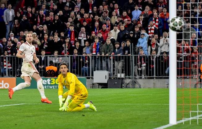 Sport Themen der Woche KW15 Sport Bilder des Tages 08.04.2025, xemx, Fussball UEFA Champions League, FC Bayern Muenchen - Inter Mailand v.l. Harry Kane (FC Bayern Muenchen), Yann Sommer (Inter Mailand) (DFL DFB REGULATIONS PROHIBIT ANY USE OF PHOTOGRAPHS as IMAGE SEQUENCES and or QUASI-VIDEO) Muenchen *** 08 04 2025, xemx, Football UEFA Champions League, FC Bayern Muenchen Inter Milan v l Harry Kane FC Bayern Muenchen , Yann Sommer Inter Milan DFL DFB REGULATIONS PROHIBIT ANY USE OF PHOTOGRAPHS as IMAGE SEQUENCES and or QUASI VIDEO Muenchen