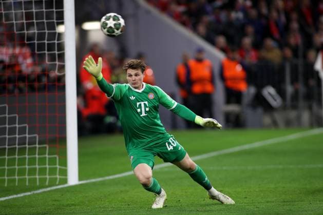 Football, Men, Champions League, 2024 2025 season, FC Bayern Munich Inter Milan, quarter-final first leg,Allianz Arena Jonas Urbig FC Bayern Munich a ball flies just past the goal