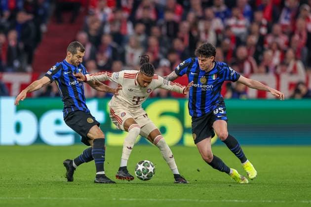 Michael Olise FC Bayern Muenchen, 17 in duel with Henrikh Mkhitaryan Inter Milan, 22 and Alessandro Bastoni Inter Milan, 95 , GER, FC Bayern Muenchen vs Inter Milan, Football, UEFA Champions League, quarter-final first leg, 2024 2025 season, 08 04 2025, GER, FC Bayern Muenchen vs Inter Milan, Football, UEFA Champions League, quarter-final first leg, 2024 2025 season, 08 04 2025 Muenchen Copyright: xEibner-Pressefoto JennixMaulx EP_JML