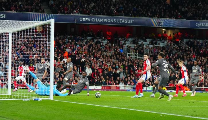 Arsenal players fail to get on the end of a good cross from Bukayo Saka Arsenal v Real Madrid, UEFA Champions League, Quarter Final, First Leg, Football, Emirates Stadium, London, UK - 08 Apr 2025 EDITORIAL USE ONLY No use with unauthorised audio, video, data, fixture lists, club league logos or live services. Online in-match use limited to 120 images, no video emulation. No use in betting, games or single club league player publications. Copyright: xJavierxGarcia Shutterstockx 15243595w