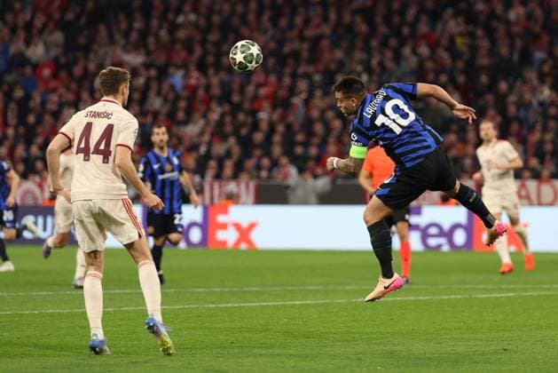 in duel, action, with Josip Stanisic 44 FC Bayern Muenchen , Lautaro Martinez 10 Inter Milan , FC Bayern Muenchen vs Inter Milan, football, Champions League, quarter-final, first leg, 08 04 2025 Muenchen Bayern Germany Copyright: xkolbert-press ChristianxKolbertx