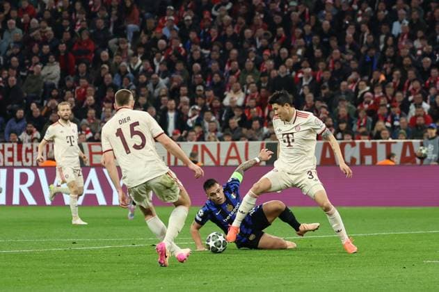 in duel, action, with Eric Dier 15 FC Bayern Muenchen , Lautaro Martinez 10 Inter Milan , Min jae Kim 3 FC Bayern Muenchen , FC Bayern Muenchen vs Inter Milan, football, Champions League, quarter-final, first leg, 08 04 2025 Muenchen Bayern Germany Copyright: xkolbert-press ChristianxKolbertx
