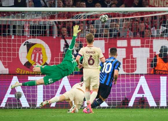 Sport Bilder des Tages Lautaro Martinez Inter Mailand 10 scores, shoots goal , Tor, Treffer, Torschuss, 0-1 in the quarterfinal match FC BAYERN MUENCHEN - INTER MAILAND of football UEFA Champions League in season 2024 2025 in Munich, Apr 8, 2025 , FCB, , München