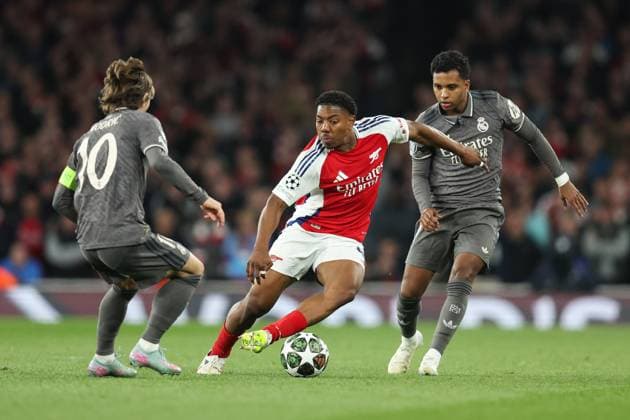 Arsenal gegen Real Madrid 08. April 2025, London UEFA Champions League Fußball, Viertelfinale, Hinspiel Arsenal gegen Real Madrid Myles Lewis Skelly von Arsenal tritt gegen Luka Modric von Real Madrid und Rodrygo von Real Madrid an Foto Charlotte Wilson Abseits London UK  Copyright: xCharlottexWilsonx xOffsidexOffside