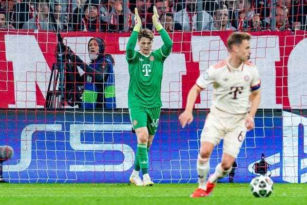 08 04 2025, FC Bayern München vs Inter Milan, UEFA Champions League, quarter-final first leg Jonas Urbig FC Bayern Muenchen, 40 claps his hands with satisfaction Copyright: xBahhoxKarax