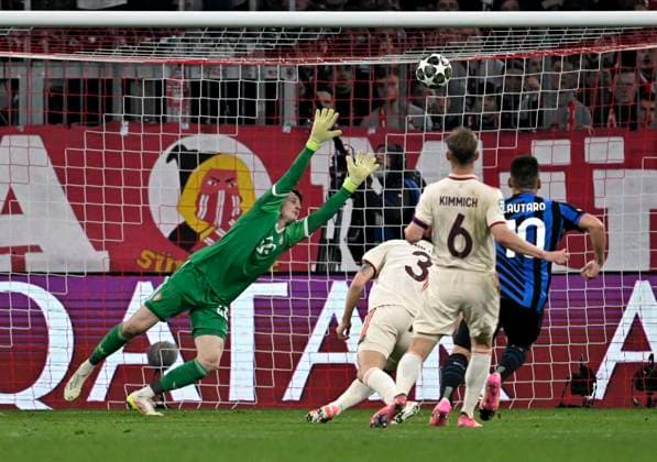 08 04 2025, Football UEFA Championsleague 2024 2025 quarter-final first leg, FC Bayern Munich Inter Milan, at Allianz Arena Munich Lautaro Martinez Inter Milan scores to 0 1 against goalkeeper Jonas Urbig FC Bayern Munich DFL and DFB regulations prohibit any use of photographs as image sequences and or quasi video