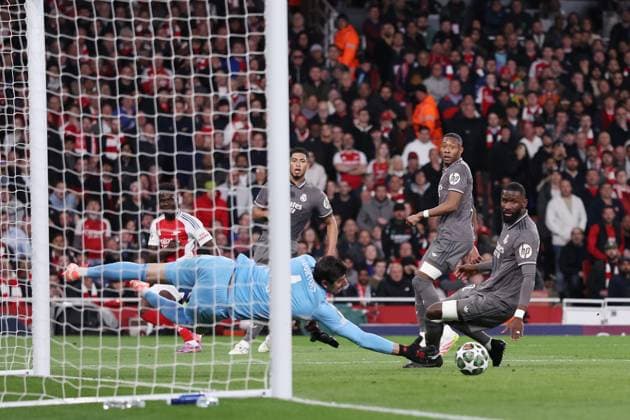 London, England, 8th April 2025. Bukayo Saka of Arsenal crosses a ball which evades every player during the Arsenal vs Real Madrid UEFA Champions League match at the Emirates Stadium, London. Picture credit should read: David Klein Sportimage EDITORIAL USE ONLY. No use with unauthorised audio, video, data, fixture lists, club league logos or live services. Online in-match use limited to 120 images, no video emulation. No use in betting, games or single club league player publications. SPI_040_DK_Arsenal_Real_Madrid SPI-3819-0045