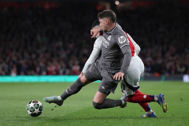 April 8, 2025, London, England, UNITED KINGDOM: Gabriel Martinelli of Arsenal and Federico Valverde of Real Madrid in action during the UEFA Champions League 2024 25 Quarter Final First Leg match between Arsenal FC and Real Madrid C.F. at Arsenal Stadium on April 08, 2025 in London, England. London UNITED KINGDOM - ZUMAa181 20250408_zaa_a181_103 Copyright: xIsbelxInfantesx