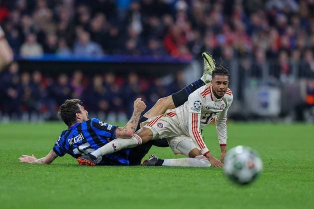 Michael Olise FC Bayern Muenchen, 17 on the ground with Francesco Acerbi Inter Milan, 15 , GER, FC Bayern Muenchen vs Inter Milan, Football, UEFA Champions League, quarter-final first leg, 2024 2025 season, 08 04 2025, GER, FC Bayern Muenchen vs Inter Milan, Football, UEFA Champions League, quarter-final first leg, 2024 2025 season, 08 04 2025 Muenchen Copyright: xEibner-Pressefoto JennixMaulx EP_JML