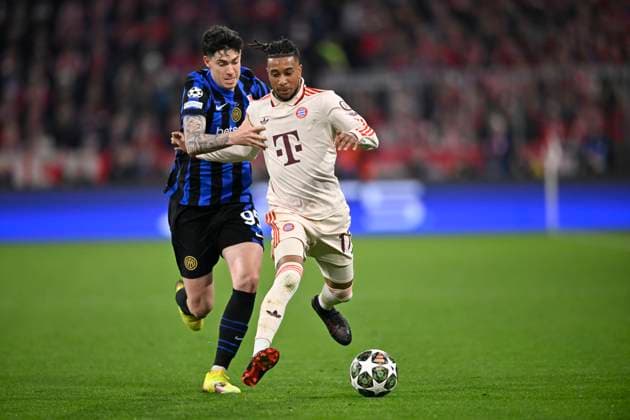 duel, action Alessandro Bastoni Inter Milan Milano 95 vs Michael Olise FC Bayern Muenchen FCB 17 FC Bayern Muenchen FCB vs FC Inter Milan Internazionale Milano quarterfinal first leg 08 04 2025 DFL REGULATIONS PROHIBIT ANY USE OF PHOTOGRAPHS AS IMAGE SEQUENCES AND OR QUASI VIDEO FC Bayern Muenchen FCB vs FC Inter Milan Internazionale Milano