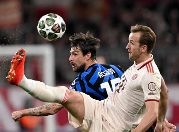 08 04 2025, Football UEFA Champions League 2024 2025 quarter-final first leg, FC Bayern Munich Inter Milan, at Allianz Arena Munich v l Francesco Acerbi Inter Milan v Harry Kane FC Bayern Munich DFL and DFB regulations prohibit any use of photographs as image sequences and or quasi video