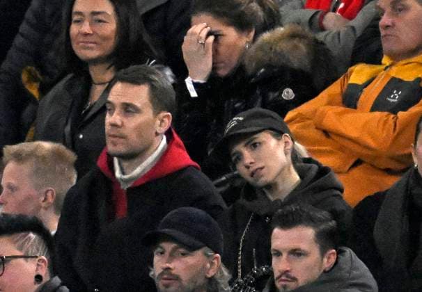 08 04 2025, Football UEFA Championsleague 2024 2025 quarter-final first leg, FC Bayern Munich Inter Milan, in the Allianz Arena Munich Goalkeeper Manuel Neuer FC Bayern Munich with his wife in the stands DFL and DFB regulations prohibit any use of photographs as image sequences and or quasi video