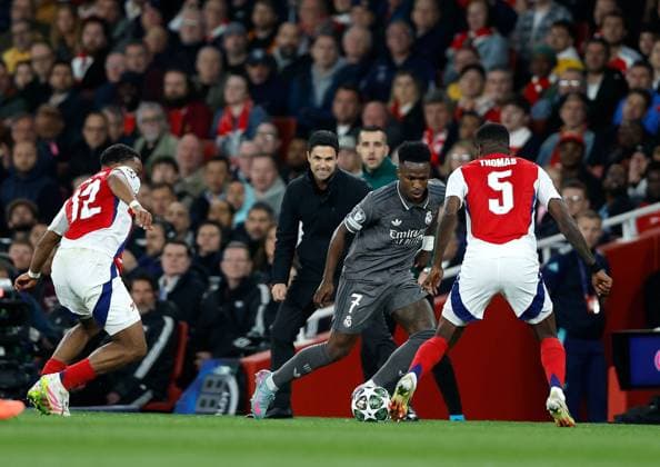 Mikel Arteta the Arsenal manager gets a close look as Vinicius Junior of Real Madrid takes on Thomas Partey and Jurrien Timber Arsenal v Real Madrid, Football, UEFA Champions League, Emirates Stadium, Islington, London, UK - 08 04 2025 Editorial use only  Copyright: xMattxImpey Shutterstockx 15244749ah