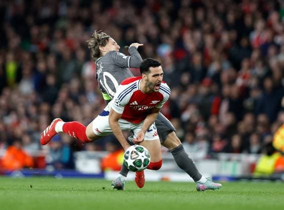 Mikel Merino of Arsenal is challenged by Luka Modric of Real Madrid Arsenal v Real Madrid, Football, UEFA Champions League, Emirates Stadium, Islington, London, UK - 08 04 2025 Editorial use only  Copyright: xMattxImpey Shutterstockx 15244749al