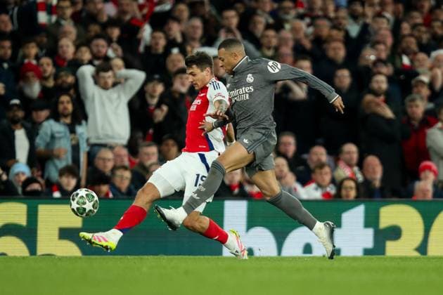 UEFA Champions League Quarter-finals Arsenal v Real Madrid Jakub Kiwior of Arsenal battles for the ball with Kylian MbappÃ of Real Madrid during the UEFA Champions League Quarter-finals match Arsenal vs Real Madrid at Emirates Stadium, London, United Kingdom, 8th April 2025 (Photo by Izzy Poles News Images) London Emirates Stadium Greater London United Kingdom Copyright: xIzzyxPoles NewsxImagesx