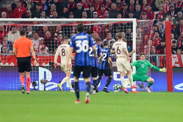 Jonas Urbig FC Bayern Muenchen, 40 haelt Schuss, GER, FC Bayern Muenchen vs Inter Milan, Football, UEFA Champions League, quarter-final first leg, 2024 2025 season, 08 04 2025, GER, FC Bayern Muenchen vs Inter Milan, Football, UEFA Champions League, quarter-final first leg, 2024 2025 season, 08 04 2025 Muenchen Copyright: xEibner-Pressefoto JennixMaulx EP_JML