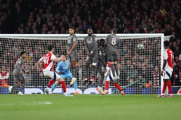 Arsenal gegen Real Madrid 08. April 2025, London UEFA Champions League Fußball, Viertelfinale, Hinspiel Arsenal gegen Real Madrid Declan Rice von Arsenal erzielt das erste Tor aus einem Freistoß Foto Charlotte Wilson Abseits London UK  Copyright: xCharlottexWilsonx xOffsidexOffside