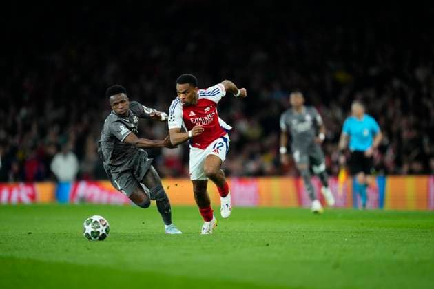 Arsenal FC v Real Madrid C.F. - UEFA Champions League 2024 25 Quarter Final First Leg Vinicius Junior left winger of Real Madrid and Brazil and Jurrien Timber right-back of Arsenal and Netherlands compete for the ball during the UEFA Champions League 2024 25 Quarter Final First Leg match between Arsenal FC and Real Madrid C.F. at Arsenal Stadium on April 8, 2025 in London, England. London England United Kingdom  Copyright: xJosexBretonx originalFilename:bretonhernandez-arsenalf250408_npcaN.jpg