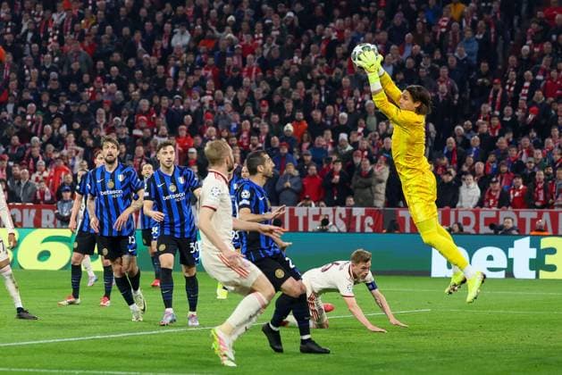 Goalkeeper action by Yann Sommer 1 Inter Milan , FC Bayern Muenchen vs Inter Milan, Football, Champions League, Quarter-final, First leg, 08 04 2025 Muenchen Bayern Germany Copyright: xkolbert-press ChristianxKolbertx