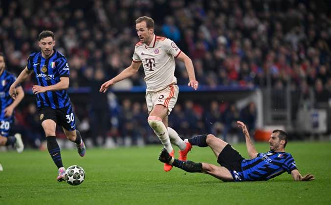 tackle, action foul Henrikh Mkhitaryan Inter Milan Milano 22 on Harry Kane FC Bayern Muenchen FCB 09 Carlos Augusto Inter Milan Milano 30 FC Bayern Muenchen FCB vs FC Inter Milan Internazionale Milano quarter-final first leg 08 04 2025 DFL REGULATIONS PROHIBIT ANY USE OF PHOTOGRAPHS AS IMAGE SEQUENCES AND OR QUASI VIDEO FC Bayern Muenchen FCB vs FC Inter Milan Internazionale Milano