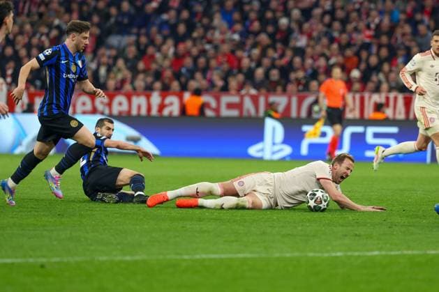 Foul on Harry Kane 9 FC Bayern Muenchen , FC Bayern Muenchen vs Inter Milan, Football, Champions League, Quarter-final, First leg, 08 04 2025 Muenchen Bayern Germany Copyright: xkolbert-press ChristianxKolbertx