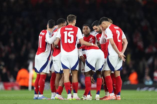 Arsenal gegen Real Madrid 08. April 2025, London UEFA Champions League Fußball, Viertelfinale, Hinspiel Arsenal gegen Real Madrid Myles Lewis Skelly von Arsenal schaut in der Mannschaftsaufstellung zu Foto Charlotte Wilson Abseits London UK  Copyright: xCharlottexWilsonx xOffsidexOffside