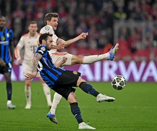 08 04 2025, Football UEFA Champions League 2024 2025 quarter-final first leg, FC Bayern Munich Inter Milan, at the Allianz Arena Munich v l Hakan Calhanoglu Inter Milan v Thomas Müller FC Bayern Munich DFL and DFB regulations prohibit any use of photographs as image sequences and or quasi video