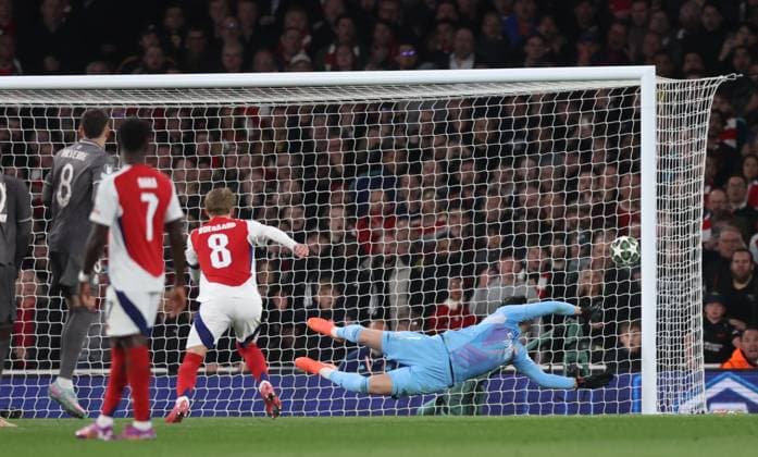 London, England, 8th April 2025. Thibaut Courtois of Real Madrid fails to stop the second goal during the Arsenal vs Real Madrid UEFA Champions League match at the Emirates Stadium, London. Picture credit should read: David Klein Sportimage EDITORIAL USE ONLY. No use with unauthorised audio, video, data, fixture lists, club league logos or live services. Online in-match use limited to 120 images, no video emulation. No use in betting, games or single club league player publications. SPI_067_DK_Arsenal_Real_Madrid SPI-3819-0068
