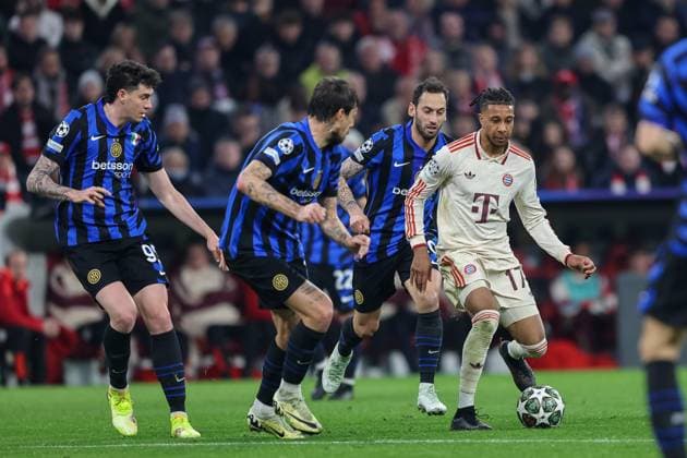 Michael Olise FC Bayern Muenchen, 17 with ball, with Alessandro Bastoni Inter Milan, 95 and Francesco Acerbi Inter Milan, 15 , with Hakan Calhanoglu Inter Milan, 20 , GER, FC Bayern Muenchen vs Inter Milan, Football, UEFA Champions League, quarter-final first leg, 2024 2025 season, 08 04 2025, GER, FC Bayern Muenchen vs Inter Milan, Football, UEFA Champions League, quarter-final first leg, 2024 2025 season, 08 04 2025 Muenchen Copyright: xEibner-Pressefoto JennixMaulx EP_JML