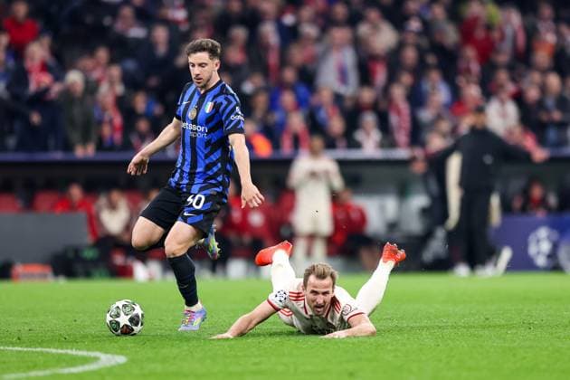 Harry Kane FC Bayern Muenchen, 09 on the ground, with Carlos Augusto Inter Milan, 30 , GER, FC Bayern Muenchen vs Inter Milan, Football, UEFA Champions League, quarter-final first leg, 2024 2025 season, 08 04 2025, GER, FC Bayern Muenchen vs Inter Milan, Football, UEFA Champions League, quarter-final first leg, 2024 2025 season, 08 04 2025 Muenchen Copyright: xEibner-Pressefoto JennixMaulx EP_JML