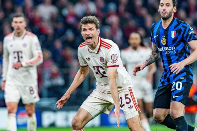 08 04 2025, FC Bayern München vs Inter Milan, UEFA Champions League, quarter-final first leg Thomas Mueller FC Bayern Muenchen, 25 Hakan Calhanoglu Inter Milan, 20 Mimic gestures gesticulating dissatisfied unhappy Copyright: xBahhoxKarax