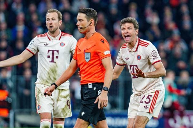 08 04 2025, FC Bayern München vs Inter Milan, UEFA Champions League, quarter-final first leg Thomas Mueller FC Bayern Muenchen, 25 Harry Kane FC Bayern Muenchen, 9 Mimik Gestik gestikulierend unzufrieden unglücklich Copyright: xBahhoxKarax