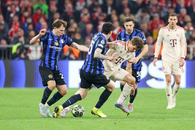 in duel, action, with Francesco Acerbi 15 Inter Milan , Thomas Mueller 25 FC Bayern Muenchen , FC Bayern Muenchen vs Inter Milan, football, Champions League, quarter-final, first leg, 08 04 2025 Muenchen Bayern Germany Copyright: xkolbert-press ChristianxKolbertx