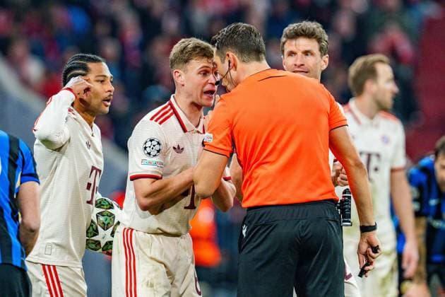 08 04 2025, FC Bayern München vs Inter Milan, UEFA Champions League, quarter-final first leg Thomas Mueller FC Bayern Muenchen, 25 Joshua Kimmich FC Bayern Muenchen, 6 Serge Gnabry FC Bayern Muenchen, 7 Mimic gestures gesticulating dissatisfied unhappy with referee Copyright: xBahhoxKarax