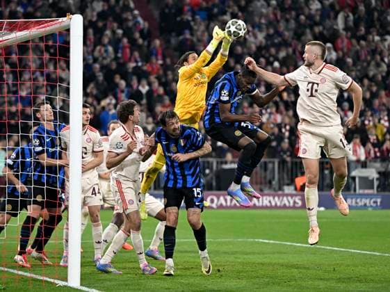 08 04 2025, Football UEFA Champions League 2024 2025 quarter-final first leg, FC Bayern Munich Inter Milan, at Allianz Arena Munich Eric Dier FC Bayern Munich vs. goalkeeper Yann Sommer Inter Milan DFL and DFB regulations prohibit any use of photographs as image sequences and or quasi video