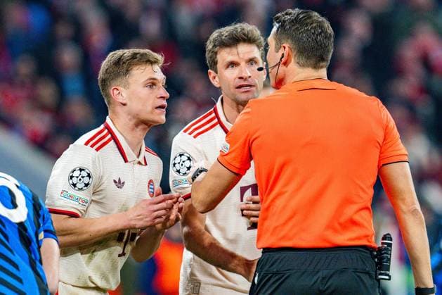 08 04 2025, FC Bayern München vs Inter Milan, UEFA Champions League, quarter-final first leg Thomas Mueller FC Bayern Muenchen, 25 Joshua Kimmich FC Bayern Muenchen, 6 Mimic gestures gesticulating dissatisfied unhappy Copyright: xBahhoxKarax