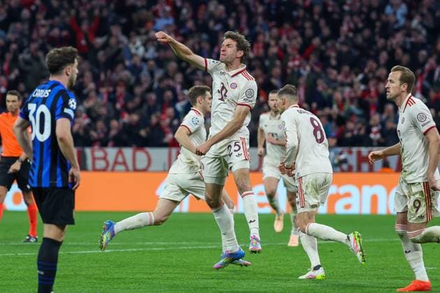 Goal celebration by Thomas Mueller 25 FC Bayern Muenchen to equalize 1 1, FC Bayern Muenchen vs Inter Milan, Football, Champions League, quarter-final, first leg, 08 04 2025 Muenchen Bayern Germany Copyright: xkolbert-press ChristianxKolbertx