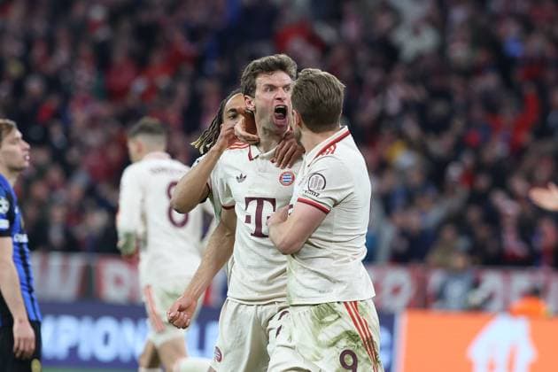 Goal celebration by Thomas Mueller 25 FC Bayern Muenchen to equalize 1 1, FC Bayern Muenchen vs Inter Milan, Football, Champions League, quarter-final, first leg, 08 04 2025 Muenchen Bayern Germany Copyright: xkolbert-press ChristianxKolbertx