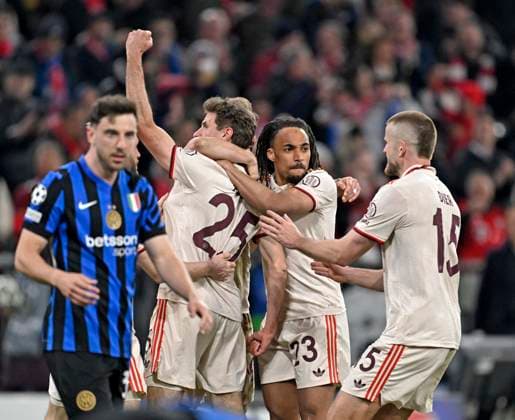08 04 2025, Football UEFA Championsleague 2024 2025 quarter-final first leg, FC Bayern Munich Inter Milan, in the Allianz Arena Munich Goal celebration around Thomas Müller FC Bayern Munich DFL and DFB regulations prohibit any use of photographs as image sequences and or quasi video