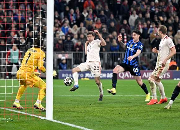 08 04 2025, Football UEFA Championsleague 2024 2025 quarter-final first leg, FC Bayern Munich Inter Milan, at Allianz Arena Munich Thomas Müller FC Bayern Munich scores here for 1 1 against goalkeeper Yann Sommer Inter Milan DFL and DFB regulations prohibit any use of photographs as image sequences and or quasi video